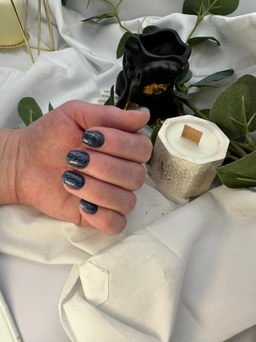 В нашем обществе существует множество стереотипов и предрассудков о том, как должна выглядеть женщина после 50 лет. 01