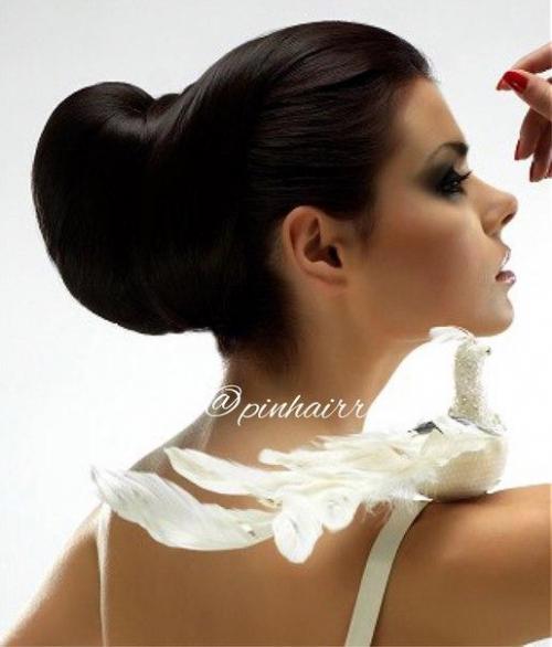 Благодаря волосам на заколках праздничная прическа будет готова за 10 минут? 02