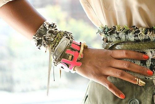 Сейчас в моду входят такие вещи, как кольца на Фаланги и кольцо - ноготь. 02