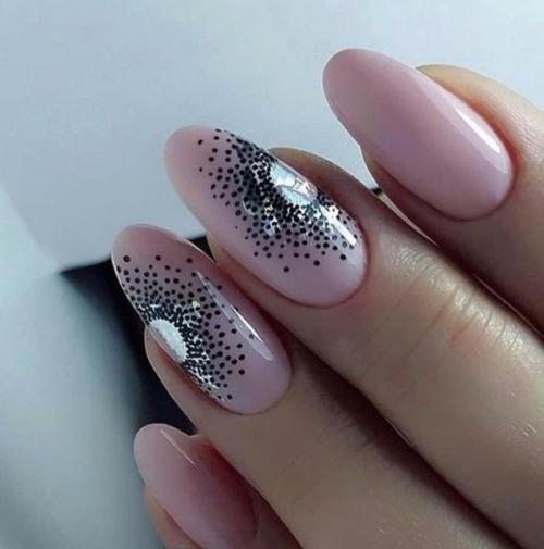 После яркого и эффектного маникюра со сложным дизайном часто хочется чего-то романтичного, изящного и утончённого. 04