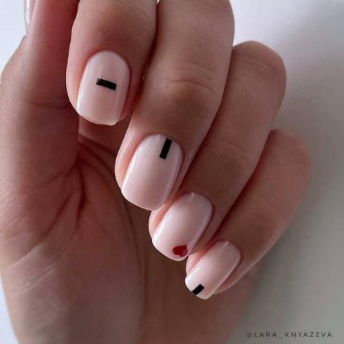 С каждым годом, дизайны маникюра становятся всё разнообразнее. 09