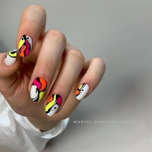 С каждым годом, дизайны маникюра становятся всё разнообразнее. 04