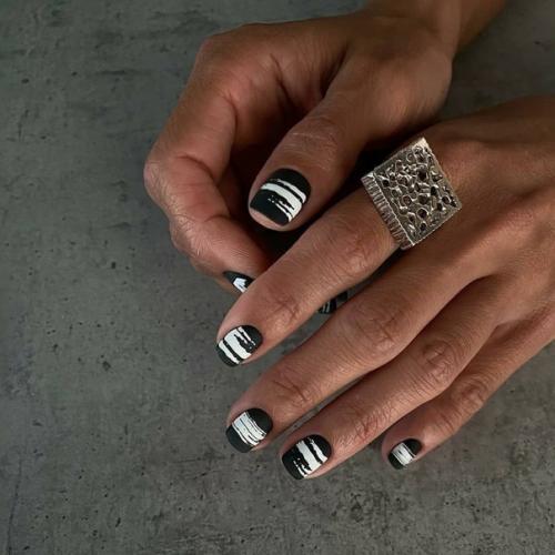 С каждым годом, дизайны маникюра становятся всё разнообразнее. 02