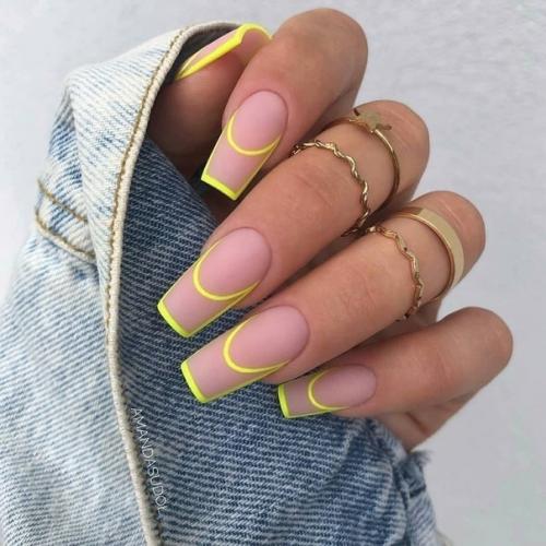 С каждым годом, дизайны маникюра становятся всё разнообразнее. 06