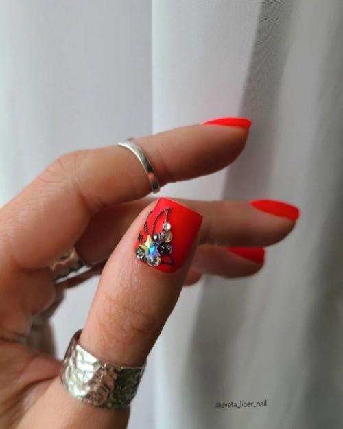 Дизайн стильного маникюра с красным лаком на коротких и длинных ногтях. 02