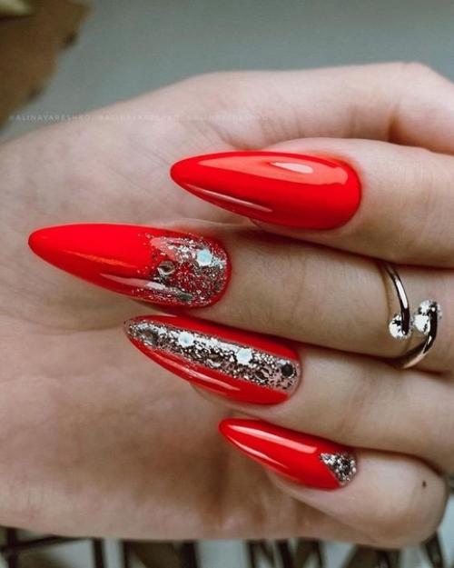 Дизайн стильного маникюра с красным лаком на коротких и длинных ногтях. 07