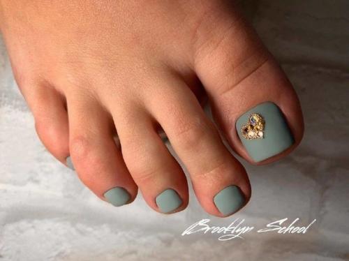 Педикюр с сердечками. 08