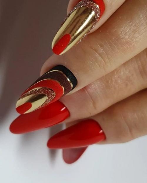 Дизайн стильного маникюра с красным лаком на коротких и длинных ногтях. 01