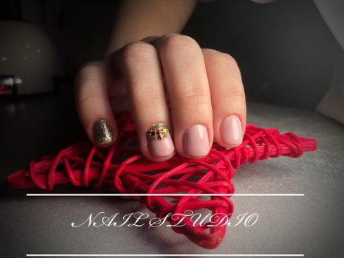 Красивый маникюр - это один из секретов успеха девушки. 01