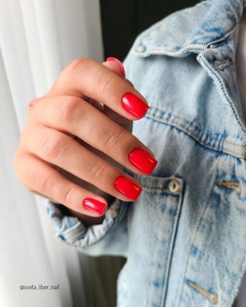 Дизайн стильного маникюра с красным лаком на коротких и длинных ногтях. 04