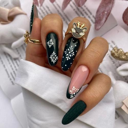 Потрясающие зеленые ноготочки в зимнем стиле. 01