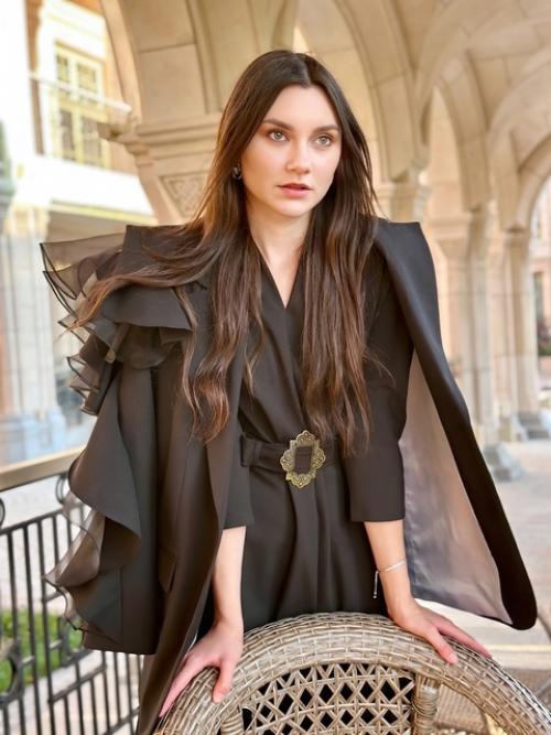 Легендарное черное платье безупречного кроя, с удобными карманами. 03