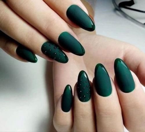 Самые последние фото модного и красивого зеленого маникюра. 07