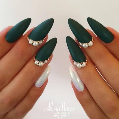 Самые последние фото модного и красивого зеленого маникюра. 01