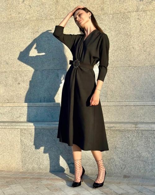 Легендарное черное платье безупречного кроя, с удобными карманами. 01