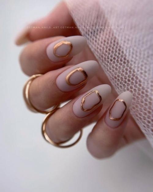 Золотой маникюр может быть стильным, а не только броским и вульгарным! 05