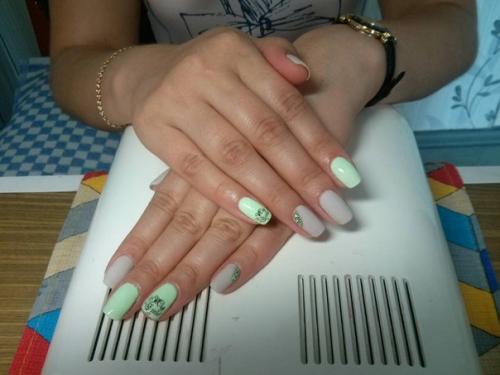 Добрый день!  Год назад закончила курсы по маникюру и наращиванию ногтей на типсы. 02