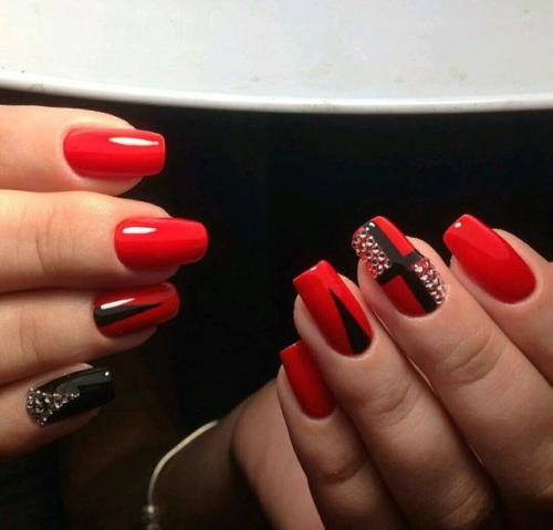 Здравствуйте!  Меня зовут Виктория и я являюсь дипломированным мастером ногтевого сервиса, стаж с 2007 года! 05