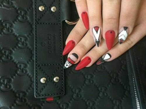 Здравствуйте!  Меня зовут Виктория и я являюсь дипломированным мастером ногтевого сервиса, стаж с 2007 года! 04