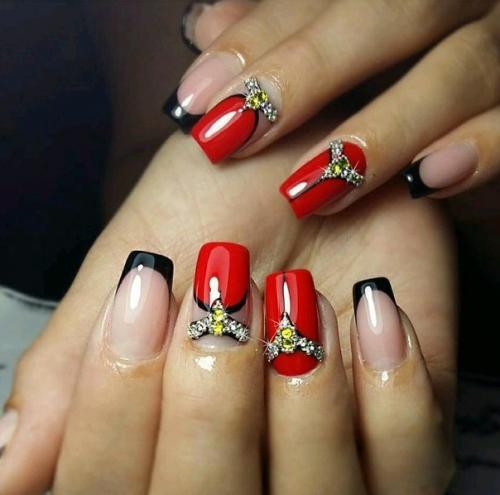 Здравствуйте!  Меня зовут Виктория и я являюсь дипломированным мастером ногтевого сервиса, стаж с 2007 года! 01