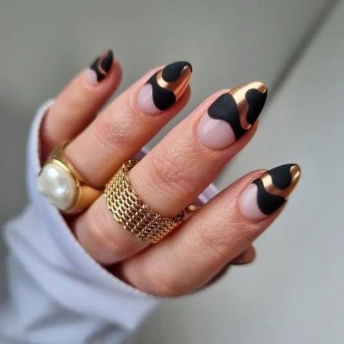 Золотой маникюр может быть стильным, а не только броским и вульгарным! 07