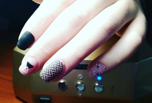 Прошу совета!  За комби маникюр покрытие и дизайн беру 100 грн, можно ли поднять цену или не стоит всем спасибо! 03