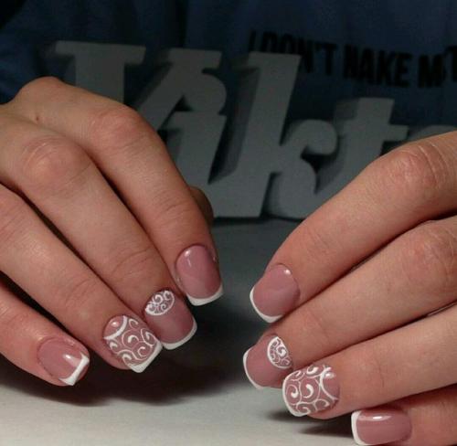 Здравствуйте!  Меня зовут Виктория и я являюсь дипломированным мастером ногтевого сервиса, стаж с 2007 года! 03