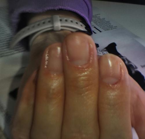 Японский маникюр, на 2 и 3 фото видны пропилы ногтевой пластины, которые уже отросли, от прежнего мастера. 05