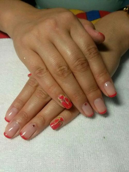 Добрый день!  Год назад закончила курсы по маникюру и наращиванию ногтей на типсы. 05