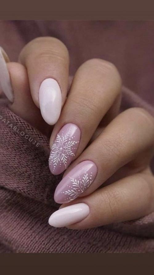 Милые снежинки на ногтях в зимнем маникюре. 01