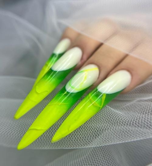 Это был необычный, сложный в исполнении, долгий и дорогой маникюр в моем исполнении. 01