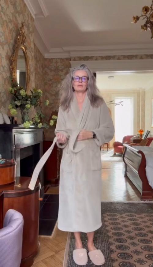 60-Летняя супермодель 90-х Полина поризкова показывает себя без фильтров, чтобы доказать, что мы все не идеальны.
