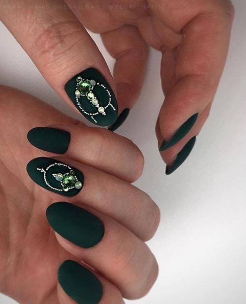 Притягательная красота и универсальность изумрудного лака подходят к любой форме и длине ногтевой пластины. 08