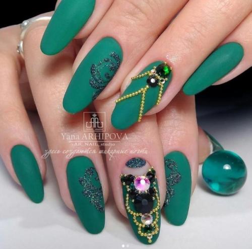 Притягательная красота и универсальность изумрудного лака подходят к любой форме и длине ногтевой пластины. 05