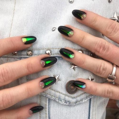 Притягательная красота и универсальность изумрудного лака подходят к любой форме и длине ногтевой пластины. 06