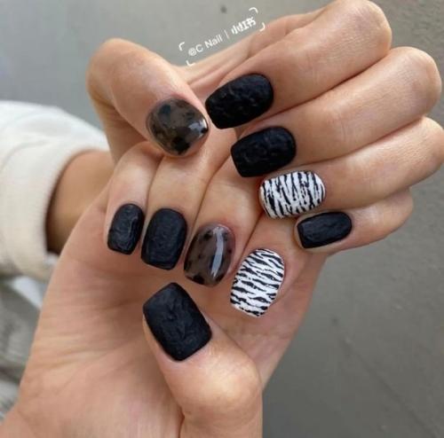 10 оригинальных вариантов маникюра в темных оттенках. 07