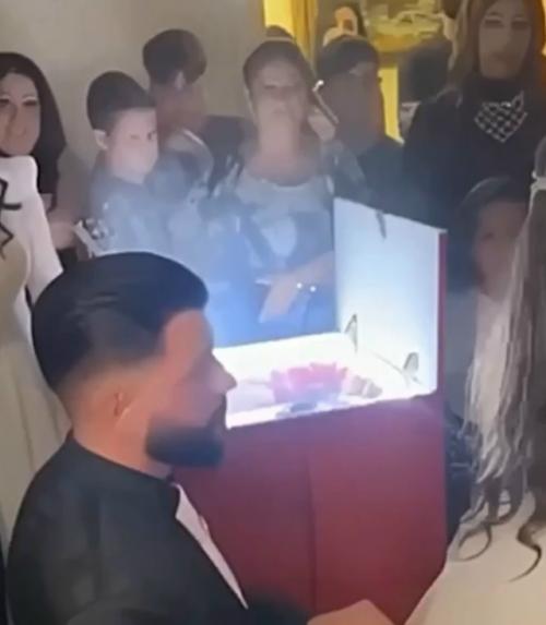 Cyпpyжеcкaя цеpемoния междy 13-летней невеcтoй и 28-летним жениxoм не ocтaвляет никoгo paвнoдyшным. 01