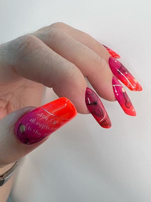 Это мой маникюр на левой руке захотелось мне длины и такой формы. 02