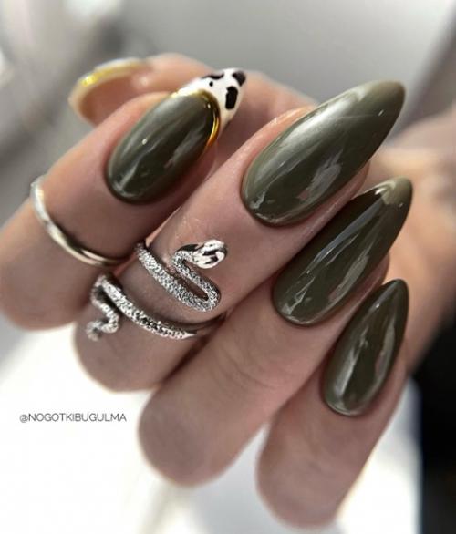 Зеленый - не самый популярный в маникюре цвет, его выбирают не так часто как, например, розовый или красный. 06