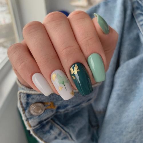 Зеленый - не самый популярный в маникюре цвет, его выбирают не так часто как, например, розовый или красный. 03