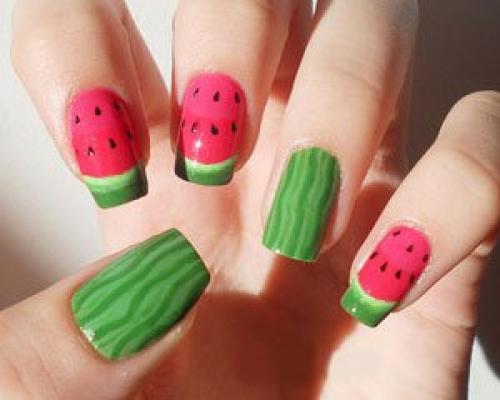 При наступлении летнего сезона девушки чаще задумываются о ярких нарядах, макияже, обуви и маникюре. 02