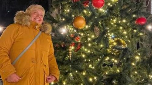 Не думала, что среди длящейся уже 45 дней боли буду как-то по-особенному плакать от фотографий у * ого человека. 03