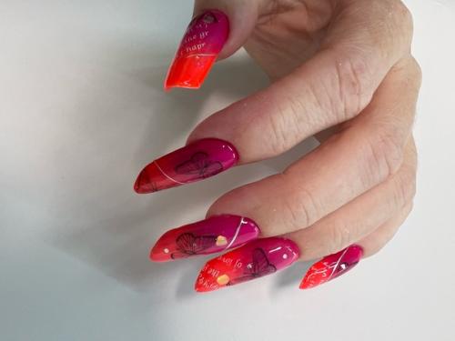 Это мой маникюр на левой руке захотелось мне длины и такой формы. 01