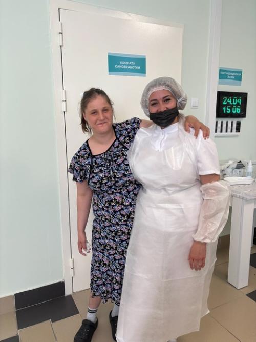 В рамках благотворительной акции Добрые Дела, наше учреждение посетили подологи Вероника и Дарья и мастер маникюра Анастасия. 08