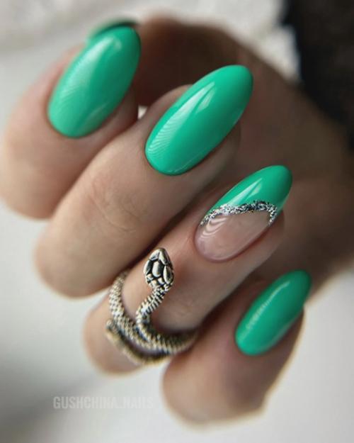 Зеленый - не самый популярный в маникюре цвет, его выбирают не так часто как, например, розовый или красный. 04