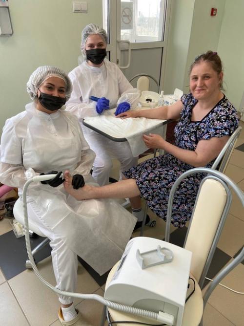 В рамках благотворительной акции Добрые Дела, наше учреждение посетили подологи Вероника и Дарья и мастер маникюра Анастасия. 03