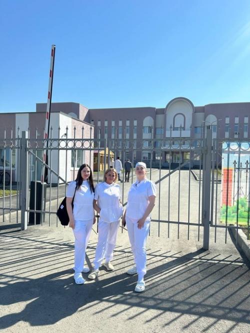 В рамках благотворительной акции Добрые Дела, наше учреждение посетили подологи Вероника и Дарья и мастер маникюра Анастасия. 04