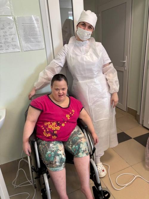 В рамках благотворительной акции Добрые Дела, наше учреждение посетили подологи Вероника и Дарья и мастер маникюра Анастасия. 02