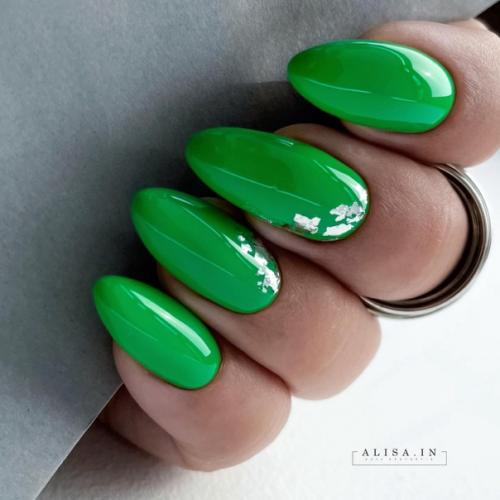 Зеленый - не самый популярный в маникюре цвет, его выбирают не так часто как, например, розовый или красный. 01