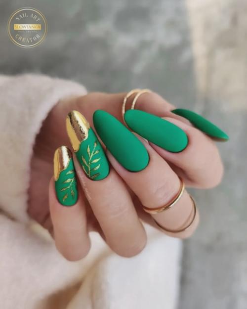 Зеленый - не самый популярный в маникюре цвет, его выбирают не так часто как, например, розовый или красный. 07